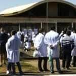 Médicos chegam ao local de prova para a segunda etapa do Exame Nacional de Revalidação de Diplomas Médicos Expedidos por Instituição de Educação Superior Estrangeira (Revalida) 2020, em Brasília.