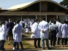 Médicos chegam ao local de prova para a segunda etapa do Exame Nacional de Revalidação de Diplomas Médicos Expedidos por Instituição de Educação Superior Estrangeira (Revalida) 2020, em Brasília.