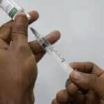 Rio de Janeiro (RJ), 24/04/2025 – Vacinação de pacientes em campanha contra a Influenza (gripe) no Super Centro Carioca de Saúde, em Benfica. Foto: Fernando Frazão/Agência Brasil