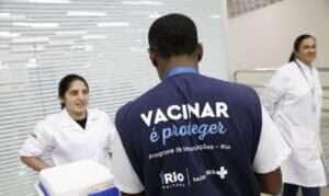 Rio de Janeiro (RJ), 24/04/2025 – Vacinação de pacientes em campanha contra a Influenza (gripe) no Super Centro Carioca de Saúde, em Benfica. Foto: Fernando Frazão/Agência Brasil