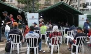 São Paulo (SP), 13/05/2025 - 3ª Semana Nacional de Registro Civil - Registre-se!, em São Paulo. A iniciativa, liderada pelo Conselho Nacional de Justiça, tem como objetivo facilitar o acesso à cidadania para pessoas em situação de vulnerabilidade. As ações acontecem na Praça da Sé. A organização fornece alimentação para o público no local e a expectativa é que sejam distribuídas mais de 2000 marmitas.
Foto: Cadu Pinotti/Agência Brasil