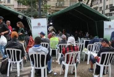 São Paulo (SP), 13/05/2025 - 3ª Semana Nacional de Registro Civil - Registre-se!, em São Paulo. A iniciativa, liderada pelo Conselho Nacional de Justiça, tem como objetivo facilitar o acesso à cidadania para pessoas em situação de vulnerabilidade. As ações acontecem na Praça da Sé. A organização fornece alimentação para o público no local e a expectativa é que sejam distribuídas mais de 2000 marmitas.
Foto: Cadu Pinotti/Agência Brasil