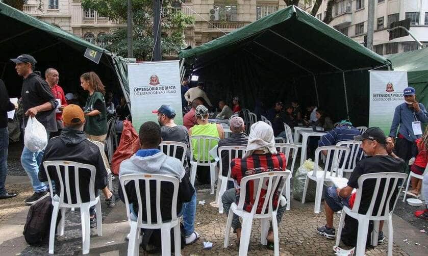 São Paulo (SP), 13/05/2025 - 3ª Semana Nacional de Registro Civil - Registre-se!, em São Paulo. A iniciativa, liderada pelo Conselho Nacional de Justiça, tem como objetivo facilitar o acesso à cidadania para pessoas em situação de vulnerabilidade. As ações acontecem na Praça da Sé. A organização fornece alimentação para o público no local e a expectativa é que sejam distribuídas mais de 2000 marmitas.
Foto: Cadu Pinotti/Agência Brasil