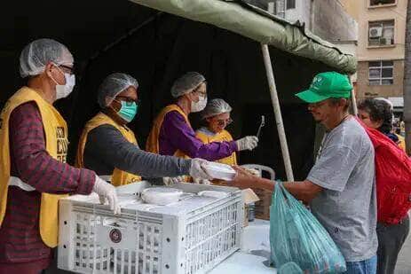 Cadu Pinotti/Agência Brasil São Paulo (SP), 13/05/2025 - 3ª Semana Nacional de Registro Civil - Registre-se!, em São Paulo. A iniciativa, liderada pelo Conselho Nacional de Justiça, tem como objetivo facilitar o acesso à cidadania para pessoas em situação de vulnerabilidade. As ações acontecem na Praça da Sé. A organização fornece alimentação para o público no local e a expectativa é que sejam distribuídas mais de 2000 marmitas. Foto: Cadu Pinotti/Agência Brasil