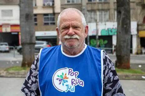 São Paulo (SP), 13/05/2025 - O presidente do movimento estadual da população em situação de rua, César Correia de Mendonça, durante a 3ª Semana Nacional de Registro Civil - Registre-se!, em São Paulo. A iniciativa, liderada pelo Conselho Nacional de Justiça, tem como objetivo facilitar o acesso à cidadania para pessoas em situação de vulnerabilidade. As ações acontecem na Praça da Sé. A organização fornece alimentação para o público no local e a expectativa é que sejam distribuídas mais de 2000 marmitas. Foto: Cadu Pinotti/Agência Brasil