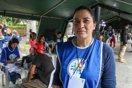 São Paulo (SP), 13/05/2025 - Juíza federal, Raecler Baldresca, durante a 3ª Semana Nacional de Registro Civil - Registre-se!, em São Paulo. A iniciativa, liderada pelo Conselho Nacional de Justiça, tem como objetivo facilitar o acesso à cidadania para pessoas em situação de vulnerabilidade. As ações acontecem na Praça da Sé. A organização fornece alimentação para o público no local e a expectativa é que sejam distribuídas mais de 2000 marmitas. Foto: Cadu Pinotti/Agência Brasil