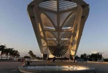 Vista do entardecer no Museu do Amanhã, na Praça Mauá.