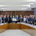 Brasília (DF), 21/05/2025 - Presidente da República, Luiz Inácio Lula da Silva, durante reunião com o Ministro de Minas e Energia, Alexandre Silveira, e Ministra da Secretaria de Relações Institucionais, Gleisi Hoffmann, no Palácio do Planalto. Foto: Ricardo Stuckert/PR