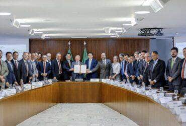 Brasília (DF), 21/05/2025 - Presidente da República, Luiz Inácio Lula da Silva, durante reunião com o Ministro de Minas e Energia, Alexandre Silveira, e Ministra da Secretaria de Relações Institucionais, Gleisi Hoffmann, no Palácio do Planalto. Foto: Ricardo Stuckert/PR