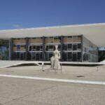 Fachada do Supremo Tribunal Federal (STF) com estátua A Justiça, de Alfredo Ceschiatti, em primeiro plano.