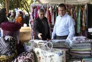 Brasília (DF), 05/05/2025 - O ministro do Trabalho e Emprego, Luiz Marinho, visita feira de artesanato durante a Semana do Trabalho, que conta com uma série de ações e serviços gratuitos para o público, na sede do ministério, em Brasília. Foto: Marcelo Camargo/Agência Brasil