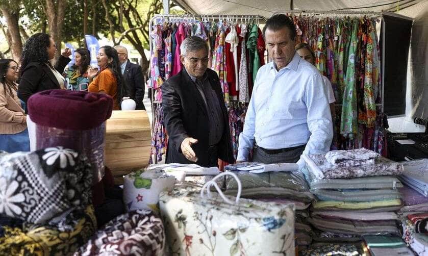 Brasília (DF), 05/05/2025 - O ministro do Trabalho e Emprego, Luiz Marinho, visita feira de artesanato durante a Semana do Trabalho, que conta com uma série de ações e serviços gratuitos para o público, na sede do ministério, em Brasília. Foto: Marcelo Camargo/Agência Brasil