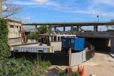 Porto Alegre (RS), 01/05/2025 – Uma das 14 comportas e casa de bomba de drenagem de água, que cercam o rio Guaíba em manutenção. Ha um ano o estado foi atingido por temporais que afetou mais de 400 municípios gaúchos, tiveram bairros inteiros alagados. A maior tragédia climática da história, deixou pelo menos 147 mortos e afetou mais de 2,1 milhões de pessoas. Foto: Joédson Alves/Agência Brasil