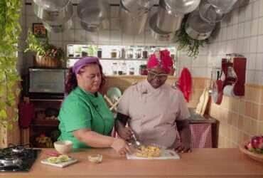 Rio de Janeiro (RJ), 08/05/2025 - Xodó de Cozinha, da TV Brasil, mostra como preparar receitas com batata-doce
Apresentadora Regina Tchelly recebe a chef Rosana Beatriz no programa da emissora pública. Foto: TV Brasil/Divulgação