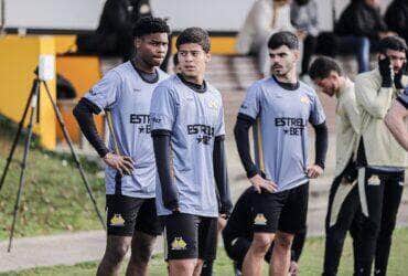 Criciúma x Amazonas: onde assistir, escalações e detalhes do duelo decisivo na Série B. Imagem: Celso da Luz/Criciúma