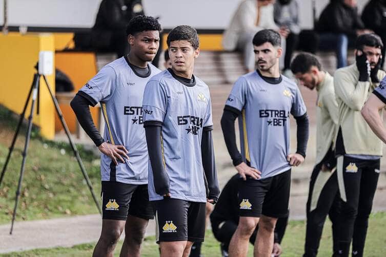 Criciúma x Amazonas: onde assistir, escalações e detalhes do duelo decisivo na Série B. Imagem: Celso da Luz/Criciúma