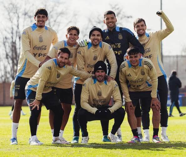 Argentina x Colômbia: onde assistir, escalações e palpites do confronto pelas Eliminatórias da Copa. Imagem: Divulgação AFA