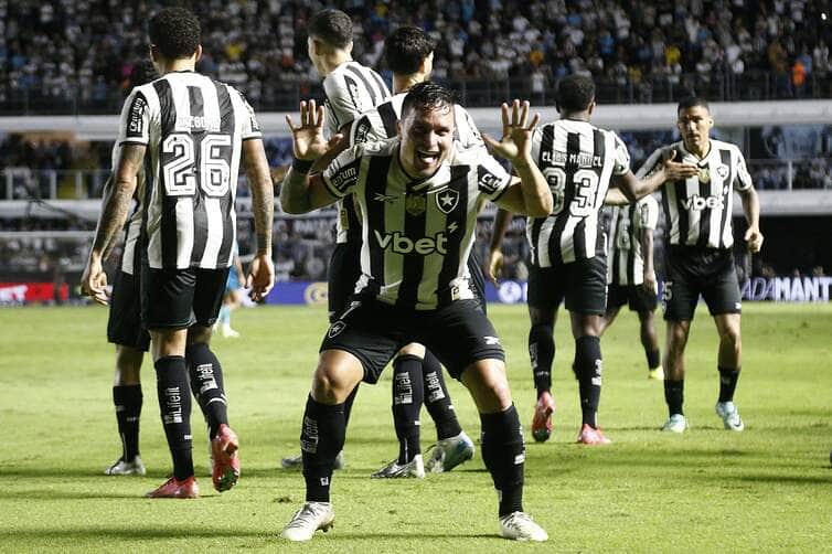 Botafogo x Ceará: Onde assistir ao vivo, escalações e palpites do confronto no Brasileirão. Imagem: Vitor Silva/BFR