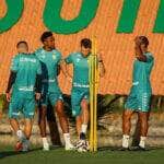 Cuiabá x Paysandu: onde assistir, escalações e tudo sobre o duelo decisivo da Série B. Imagem: AssCom Dourado / Divulgação