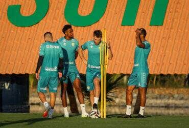Cuiabá x Paysandu: onde assistir, escalações e tudo sobre o duelo decisivo da Série B. Imagem: AssCom Dourado / Divulgação