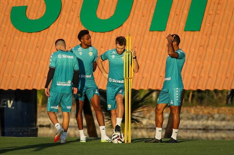 Cuiabá x Paysandu: onde assistir, escalações e tudo sobre o duelo decisivo da Série B. Imagem: AssCom Dourado / Divulgação
