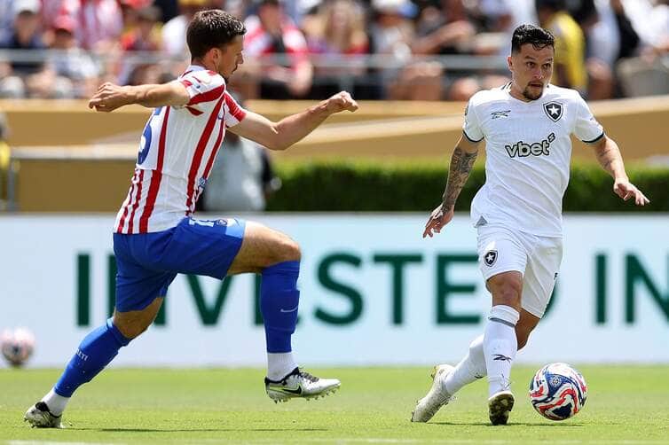 Disputa de bola no jogo entre Botafogo x Atlético de Madrid. Imagem: Vitor Silva/BFR Disputa de bola no jogo entre Botafogo x Atlético de Madrid. Imagem: Vitor Silva/BFR