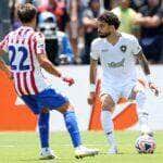 Disputa de bola no jogo entre Botafogo x Atlético de Madrid. Imagem: Vitor Silva/BFR