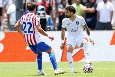 Disputa de bola no jogo entre Botafogo x Atlético de Madrid. Imagem: Vitor Silva/BFR