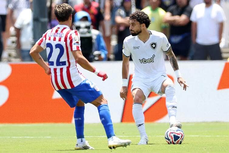 Disputa de bola no jogo entre Botafogo x Atlético de Madrid. Imagem: Vitor Silva/BFR