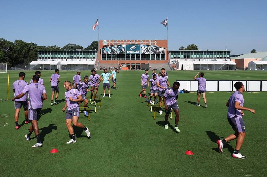 Duelo Épico no Mundial de Clubes: Palmeiras x Botafogo; onde assistir AO VIVO. Imagem: Vitor Silva/BFR