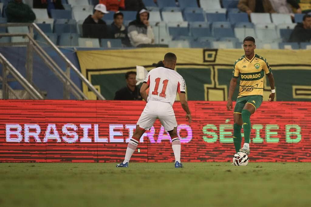 Lance de Cuiabá x Botafogo-SP. Imagem: AssCom Dourado