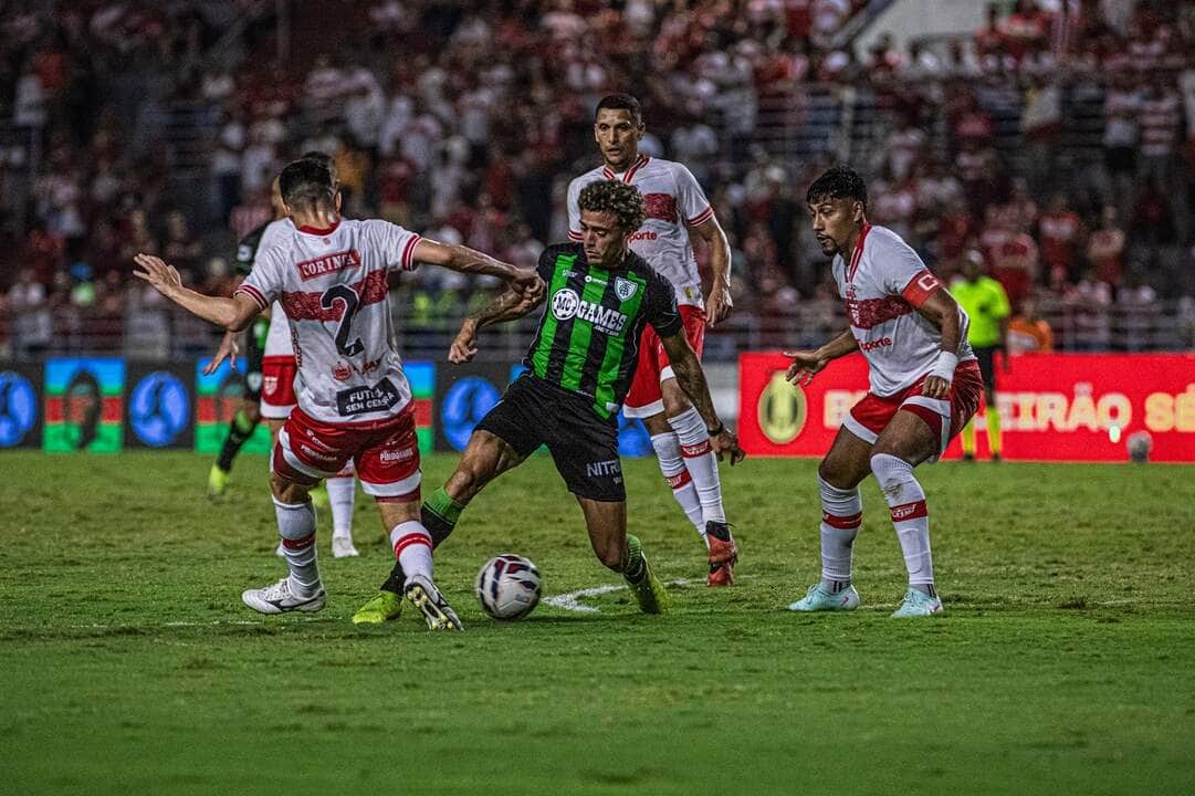 Lance de CRB x América-MG. Imagem: @renatoalexandrefotografias