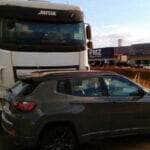 Colisão ocorreu durante tentativa de ultrapassagem; ninguém ficou ferido e pista não precisou ser interditada