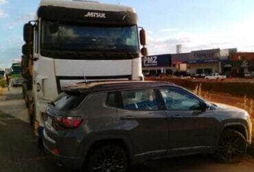 Colisão ocorreu durante tentativa de ultrapassagem; ninguém ficou ferido e pista não precisou ser interditada