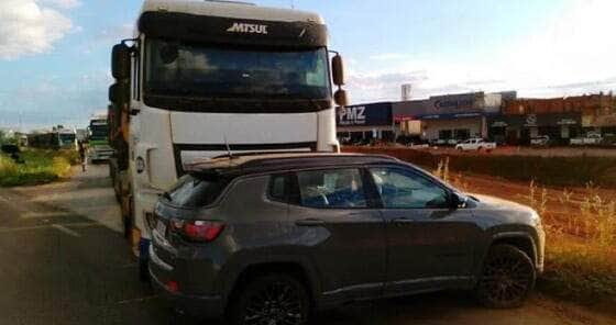 Colisão ocorreu durante tentativa de ultrapassagem; ninguém ficou ferido e pista não precisou ser interditada