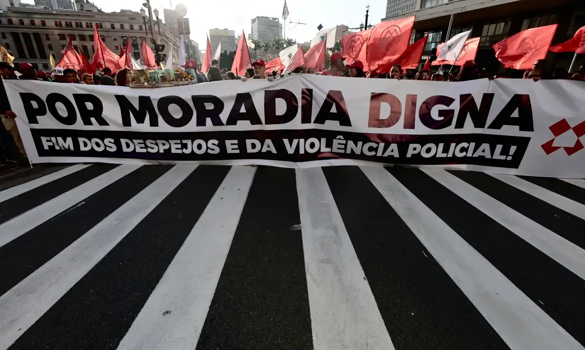 Manifestação em São Paulo cobra ações contra remoções e defende moradia