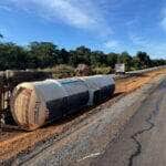 Acidente ocorreu na manhã deste domingo (8) e causou vazamento de carga inflamável; rodovia segue totalmente bloqueada por risco de combustão