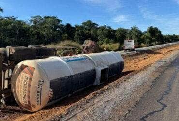 Acidente ocorreu na manhã deste domingo (8) e causou vazamento de carga inflamável; rodovia segue totalmente bloqueada por risco de combustão