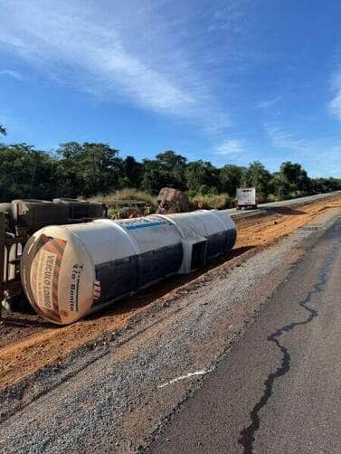 Acidente ocorreu na manhã deste domingo (8) e causou vazamento de carga inflamável; rodovia segue totalmente bloqueada por risco de combustão