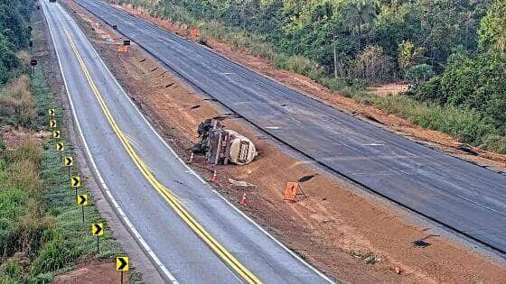 Carreta carregada com etanol tomba e interdita BR-163 entre Nova Mutum e Cuiabá
