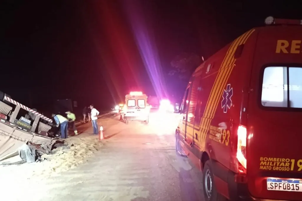 Motociclista fica ferido após colisão com caminhão tombado na BR-163