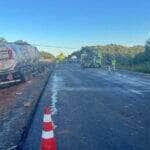 Acidente mobilizou Corpo de Bombeiros, PRF e Nova Rota do Oeste; carga perigosa exigiu transbordo e limpeza completa da pista