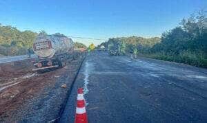 Acidente mobilizou Corpo de Bombeiros, PRF e Nova Rota do Oeste; carga perigosa exigiu transbordo e limpeza completa da pista