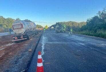 Acidente mobilizou Corpo de Bombeiros, PRF e Nova Rota do Oeste; carga perigosa exigiu transbordo e limpeza completa da pista