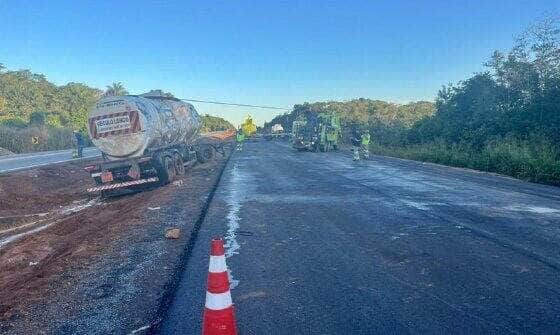Acidente mobilizou Corpo de Bombeiros, PRF e Nova Rota do Oeste; carga perigosa exigiu transbordo e limpeza completa da pista