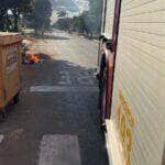 Ato imprudente causou destruição total do recipiente e configura crime ambiental e de dano ao patrimônio público; responsáveis foram identificados e advertidos