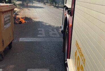 Ato imprudente causou destruição total do recipiente e configura crime ambiental e de dano ao patrimônio público; responsáveis foram identificados e advertidos