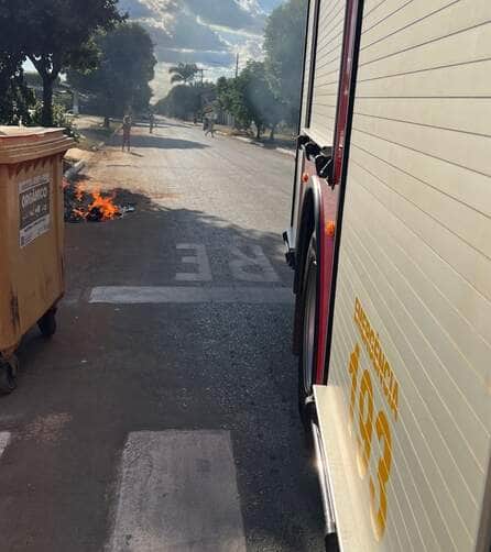 Ato imprudente causou destruição total do recipiente e configura crime ambiental e de dano ao patrimônio público; responsáveis foram identificados e advertidos