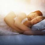 Casal dormindo na cama, Foto Canva