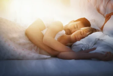 Casal dormindo na cama, Foto Canva